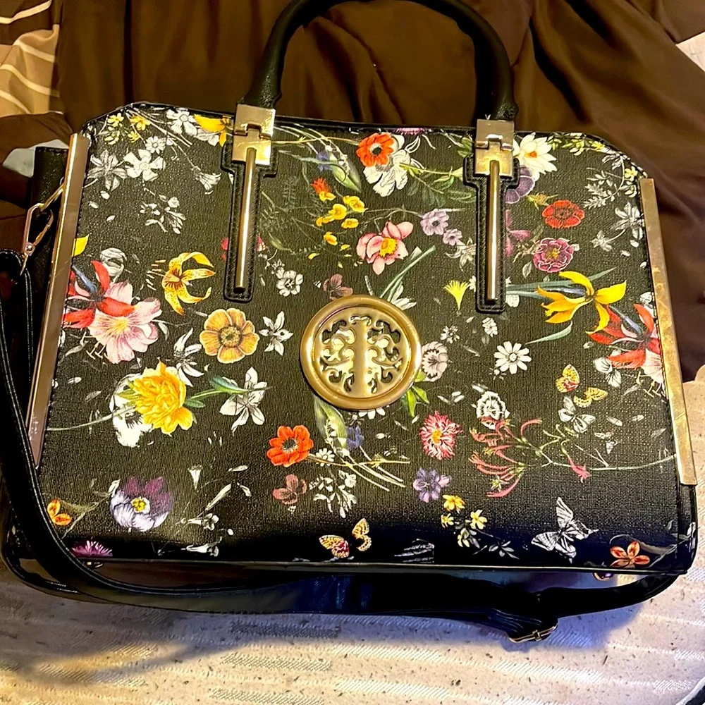 The bag is a floral bag it is black an yellow and I don’t know the sides - Picture 1 of 1